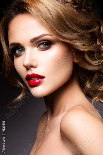 Fotografie, Obraz Close-up portrét krásné ženy s jasnou make-up a červené rty