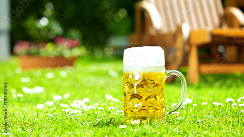 Frisch Gezapftes Bier im Garten Stock Photo Adobe Stock
