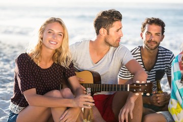 Wall Mural - Friends drinking beer and playing guitar