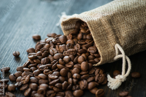 Cuadros en Lienzo Roasted coffee beans on old wooden table