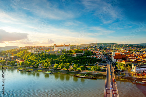 Photo Bratislava aerial cityscape view on the old town with Saint Martin's cathedral, castle hill and Danube river on the sunset in Slovakia