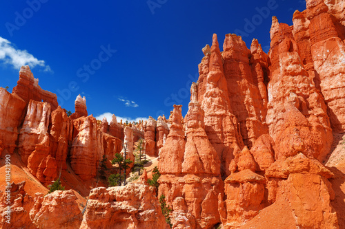 Fototapeta na szkło Sceniczny widok oszałamiająco czerwonego piaskowca hoodoos w Bryka jaru parku narodowym