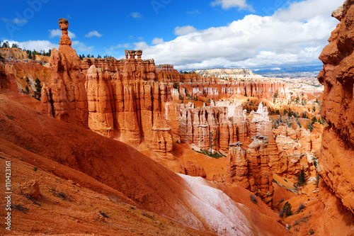 Fotomural Scenic view of stunning red sandstone hoodoos in Bryce Canyon National Park