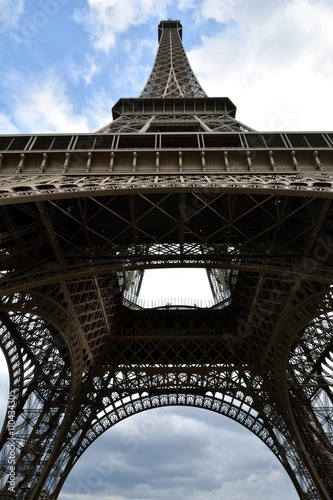 Láminas Les dessous de la tour Eiffel de Paris