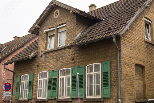 Altes Backstein Haus Mit Grunen Fensterladen Buy This Stock