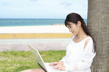 海岸で寛ぐ女性