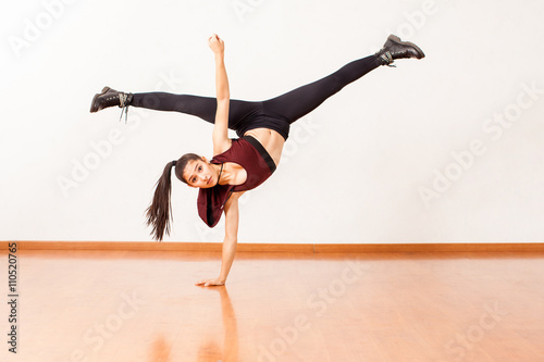 Hispanic dancer doing a handstand and leg split Plakát