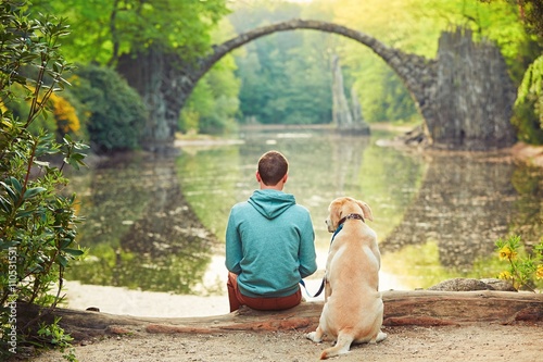 Foto-Tischdecke - Pensive man sitting with his dog (von Chalabala)