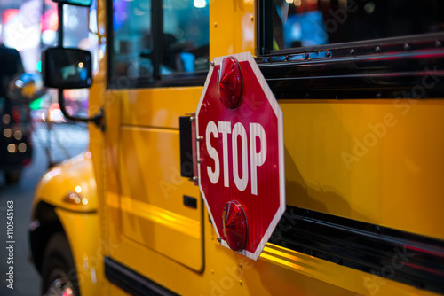 Plakat Zatrzymaj znak na stronie na żółty autobus szkolny.