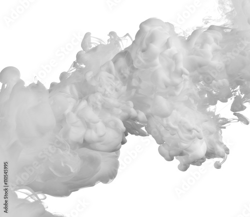 biala-farba-rozlana-w-wodzie-wyizolowana-na-bialym-tle-abstrakcja