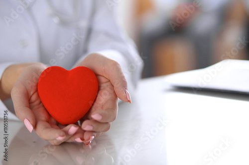 Fotografía Mujeres médico con estetoscopio celebración de corazón