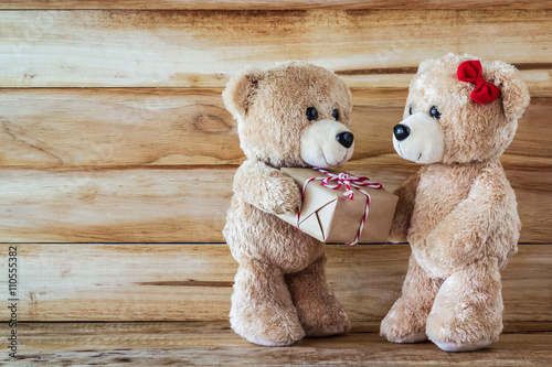 Obraz Dibond Teddy bear have a gift to girl friend