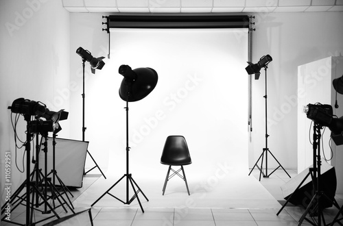 Pinturas sobre lienzo  Empty photo studio with lighting equipment