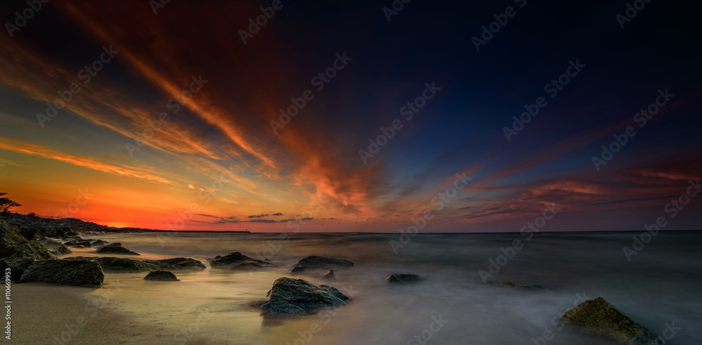 Niesamowity zachód słońca nad morzem - obrazy, fototapety, plakaty 