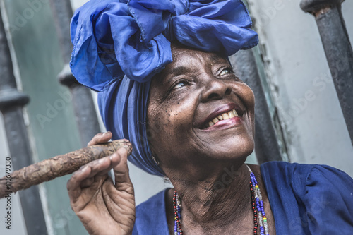 Láminas Retrato de mujer de fumar africano cigarro cubano en La Habana, Cuba