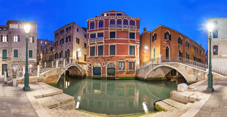 Fototapete - Two brodges and red mansion in the evening, Venice