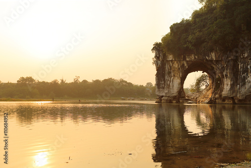 Fotomural Stone Elephant Trunk at Elephant Trunk Hill Park at Sunrise, Guilin, China