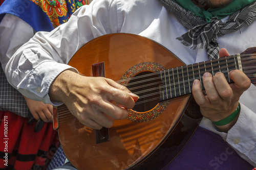 Fotografía Músico Tocando el laúd en la calle