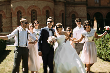 Wall Mural - Couple with their bridesmaids and groomsmen