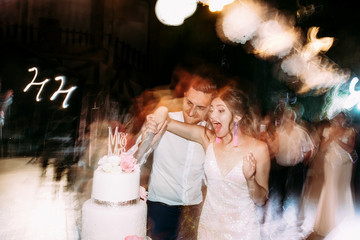 Wall Mural - Couple and wedding cake in the evening