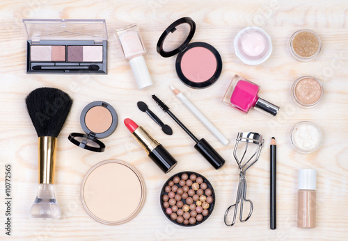 Fotografía Cosméticos de maquillaje en blanco, fondo de madera, vista desde arriba