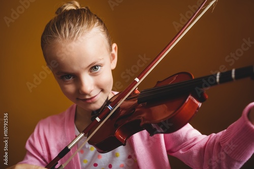 Zdjęcie XXL Dziewczyna gra na skrzypcach
