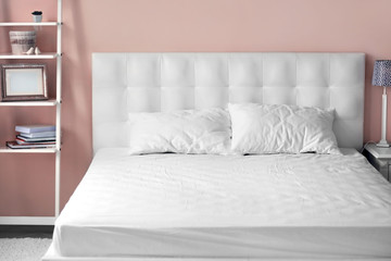 Poster - Comfortable white bed in the room