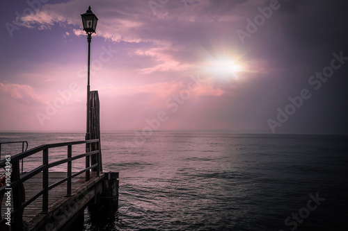 Ponton En Bois Qui Donne Sur La Mer Au Coucher Du Soleil Photo Stock Adobe Stock