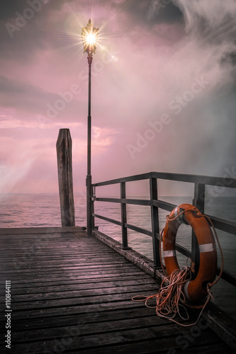 Foto-Doppelrollo - Ponton en bois qui donne sur la mer au coucher du soleil (von Chlorophylle)