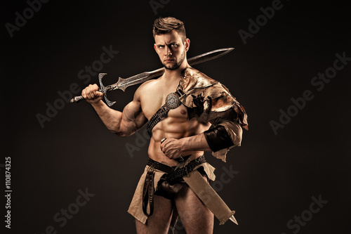 Foto Portrait of angry warrior in leather clothes with swords