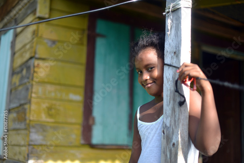 Fotografía native Nicaraguan girl smiling clapboard house Big Corn Island