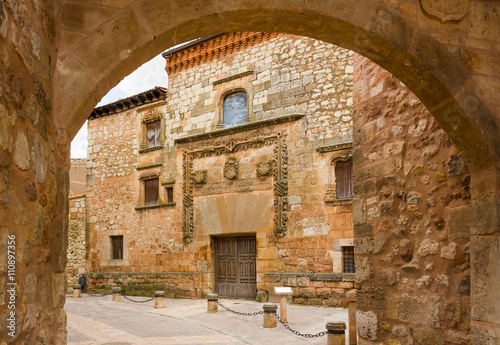 brama-do-miasta-i-fasady-palacu-contreras-w-ayllon-kastylia-i-leon-hiszpania