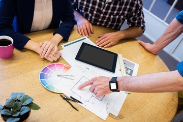 Poster - Businesspeople working together on a desk