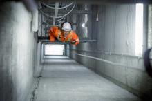  Engineer Inspecting Tower Shaft In Suspension Bridge. The Humber Bridge, UK Was Built In 1981 And At The Time Was The World's Largest Single-span Suspension Bridge