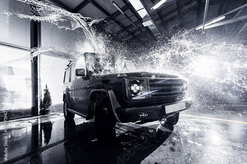 Ταπετσαρία τοιχογραφία  SUV car at the carwash