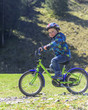 Kesser Junge fährt mit dem Rad im Gelände