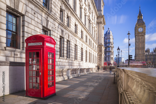 Zdjęcie XXL Tradycyjny czerwony brytyjski telefoniczny pudełko z Big Ben i Dwoistego Decker autobusem przy tłem na pogodnym popołudniu z niebieskim niebem i chmurami - Londyn, UK