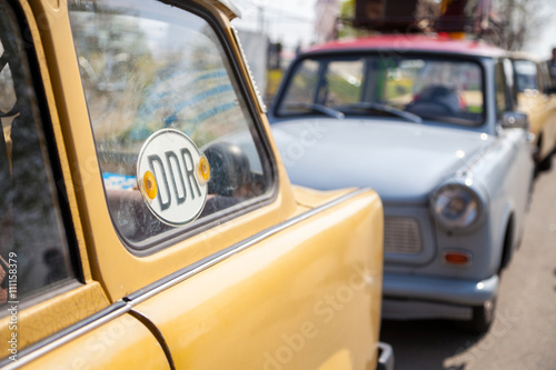 Fotomural DDR Schild un Deutschem Trabant