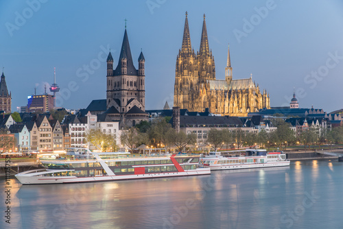Fotografía Aerial view over the Rhine River with cruise ship in Cologne, Ge
