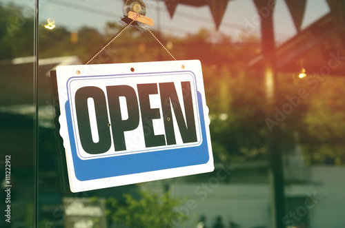 Fotografia Open sign hanging on glass door in cafe