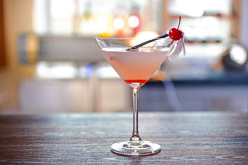 Canvas Print - Glass of cocktail on bar background