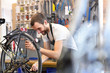 © industrieblick - Fahrradmechaniker repariert Bike