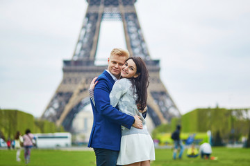 Wall Mural - Romantic couple in Paris near the Eiffel tower