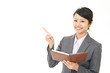 © Liza5450 - 指示する笑顔のビジネスウーマン
