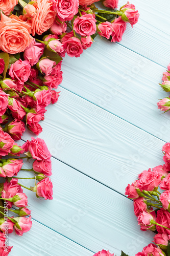 Roses sur fond de bois Tableau sur Toile