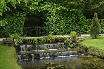 Les mini cascades au bout du canal inférieur au milieu d'une décoration luxuriante aux Jardins d'Eau d'Annevoie