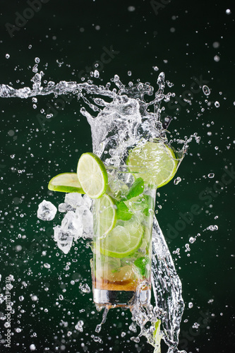 Foto fresh mojito drink with liquid splash.