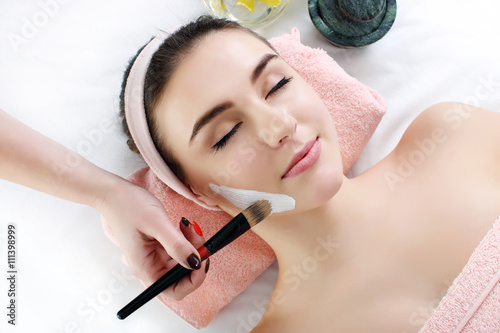 Fotografía Mujer con máscara facial de barro en el spa de belleza.