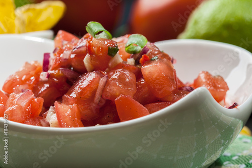 Photographie Bol de salsa fraîche avec des croustilles tortilla