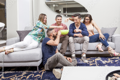Zdjęcie XXL grupa przyjaciół oglądania telewizji i jedzenie popcornu na kanapie